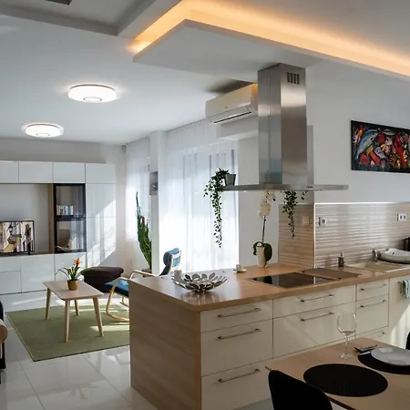 Sunshine With Free Parking *